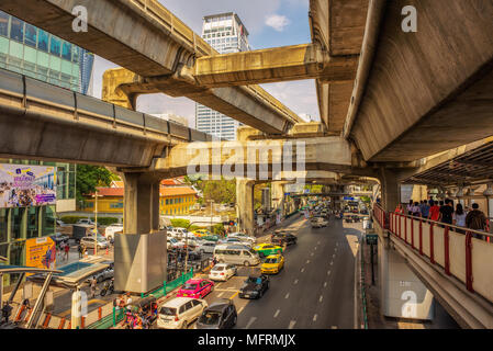 Il traffico attorno al Siam la stazione dello Skytrain di Bangkok Foto Stock