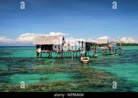 Un paesaggio di mare zingari o bajau laut casa Tebah Batang Village, Lahad Datu, Sabah Borneo. Foto Stock