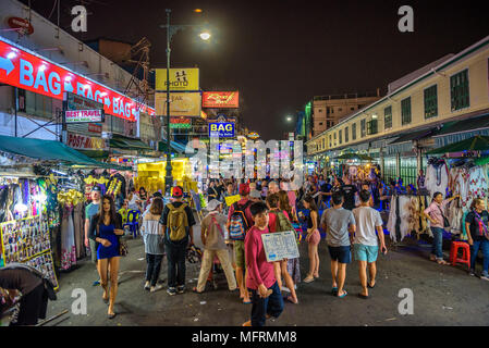 La vita notturna a Khaosan Road nel centro di Bangkok Foto Stock