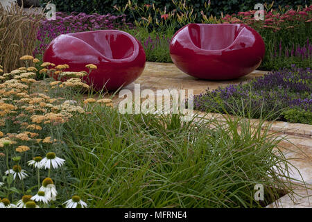 Moderni posti a sedere in giardino alla TATTON PARK FLOWER SHOW Foto Stock