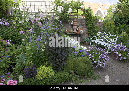 Posti a sedere su un patio del giardino Foto Stock