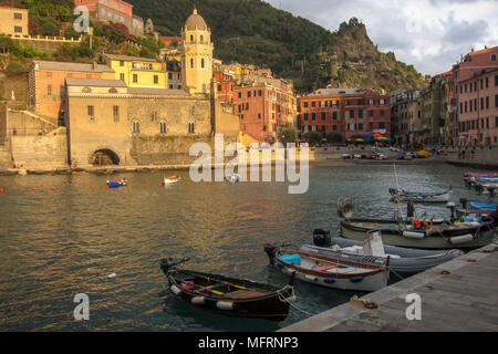 Levanto, provincia di La Spezia, Liguria, Italia al crepuscolo Foto Stock