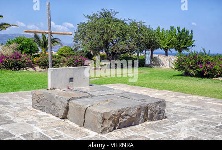 Heraklion, Creta / Grecia. La tomba del famoso scrittore greco e filosofo Nikos Kazantzakis sulla parte superiore del vecchio veneziano pareti fortiification Foto Stock