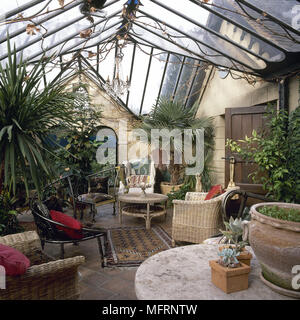 Paese in stile veranda, giardino camera con mobili di canna e palme, Foto Stock