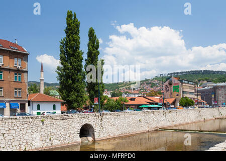 Vista attraverso il fiume Miljacka a Sarajevo, Bosnia ed Erzegovina Foto Stock