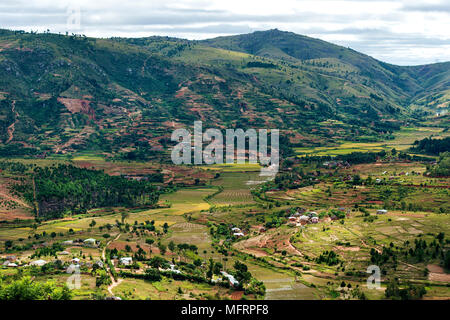 Vista sulla campagna circostante e la periferia nord di Antananararivo, Antananarivo Avaradrano Provincia, Madagascar Foto Stock