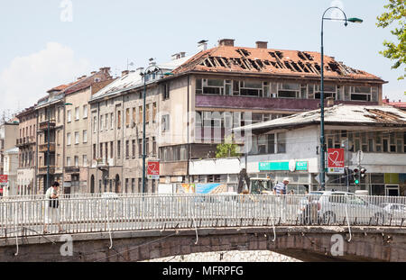 Gli edifici danneggiati nel centro di Sarajevo, Bosnia ed Erzegovina, a valledel assedio di Sarajevo Foto Stock