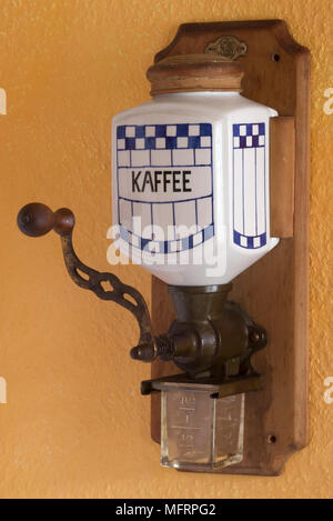 Montato a parete coffee mill, coffee mill, intorno al 1920, Baviera, Germania Foto Stock
