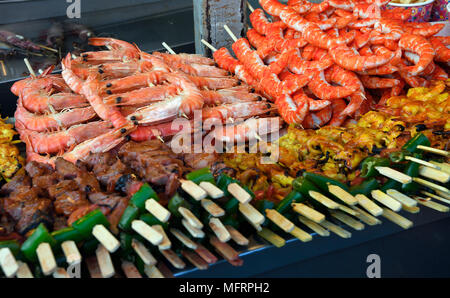 Varie carni e gli spiedini di pesce e frutti di mare locali, Naka mercato del weekend, Phuket, Tailandia Foto Stock