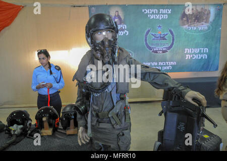 Un modello che indossa una forza aerea israeliana pilota della tuta di volo Foto Stock