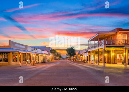 Oggetto contrassegnato per la rimozione definitiva, Arizona, Stati Uniti d'America vecchia cittadina occidentale al tramonto. Foto Stock