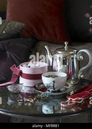 Caffè e pasticceria su tavola Foto Stock
