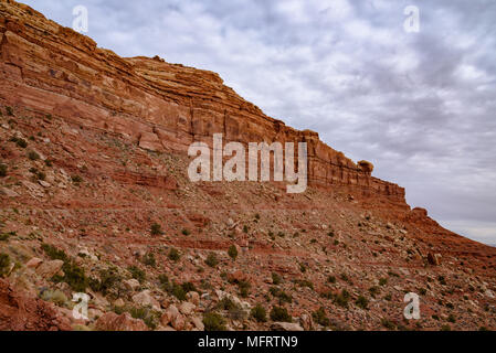 La Mokee / Moki Dugway avvolge il lato di una scarpata in Utah Foto Stock