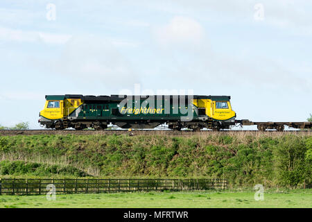 Classe 70 locomotiva diesel tirando un freightliner treno, in vista laterale su un terrapieno, Warwickshire, Regno Unito Foto Stock