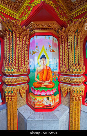 Buddha, pittura murale all'interno di Wat Chalong, tempio più grande dell'Isola di Phuket, Tailandia Foto Stock