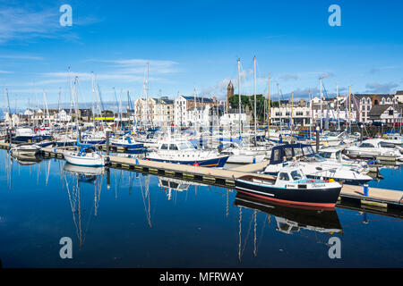 Vista città con Harbour, la buccia, Isola di Man, Regno Unito Foto Stock