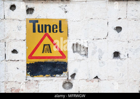 Close up il segno all'entrata del tunnel di Sarajevo Museo in Bosnia ed Erzegovina Foto Stock