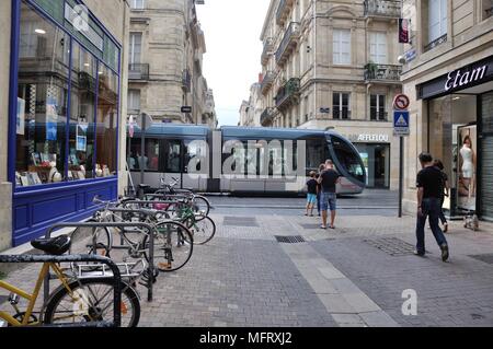 BORDEAUX,FRANCIA-luglio 30, 2017: tram a Bordeaux Foto Stock