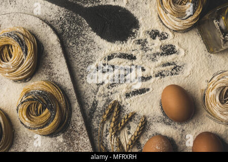 La pasta grezza e composizione di ingredienti Foto Stock