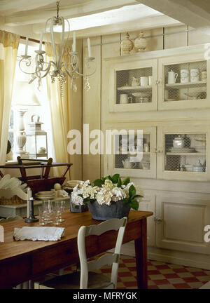 Paese neutrale cucina sala da pranzo tavolo sedie dipinte di bianco interni armadio camere cucine cucina-diners diners Foto Stock