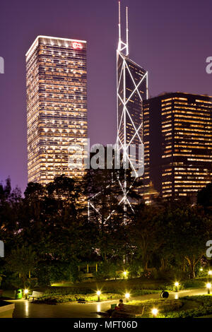 Hong Kong Cina - Vista dei giardini zoologici e orti botanici in Chung Wan (Distretto Centrale), con skyline di grattacieli in Foto Stock