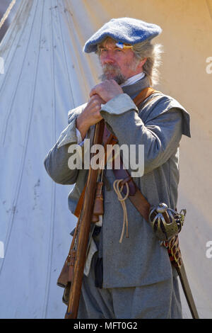 Un re-enactor nell'uniforme del xvii secolo covenanter del colonnello Hugh Fraser, dragoni. Foto Stock