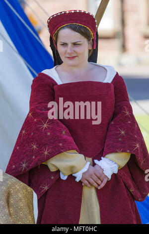 Giovane femmina re-enactor in abito di Tudor Foto Stock