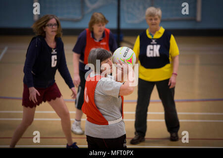 Una sessione di netball per anziani a Anfield Community Center di Liverpool. Foto Stock