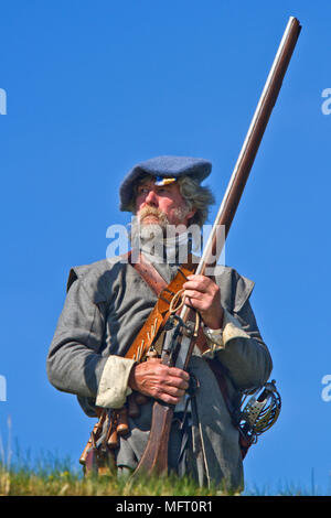 Un re-enactor tenendo un moschetto nell'uniforme del xvii secolo covenanter del colonnello Hugh Fraser, dragoni. Foto Stock