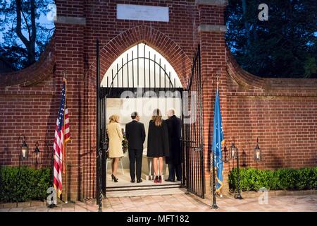 U.S presidente Donald Trump e la First Lady Melania Trump host il presidente francese Emmanuel Macron e Brigitte Macron a Mount Vernon, la casa del presidente George Washington Aprile 23, 2018 in Mount Vernon, Virginia. Macron è in visita di Stato a Washington la prima dal Presidente Trump ha preso l'ufficio. Foto Stock