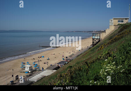 Fishermans a piedi la funicolare cliff sollevare in funzionamento durante una giornata di sole con vista sulla spiaggia di Enfield in Bournemouth Dorset in Inghilterra. Foto Stock