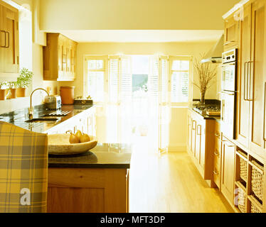 Paese moderno cucina stile unità di legno interni luce cucine soleggiata; Foto Stock