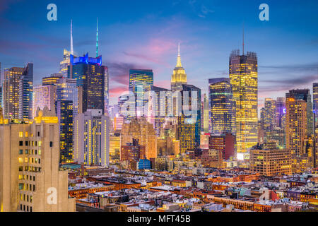 New York, New York, Stati Uniti d'America midtown Manhattan cityscape from Hell's Kitchen al crepuscolo. Foto Stock