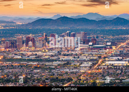 Phoenix, Arizona, Stati Uniti d'America centro città al crepuscolo. Foto Stock