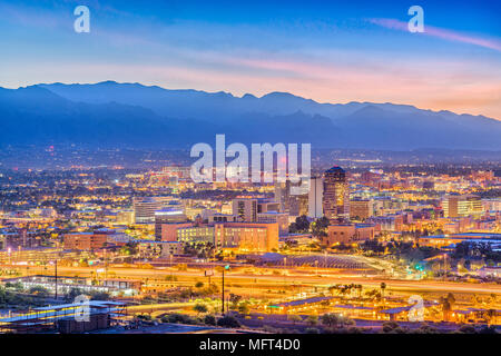 Tucson, Arizona, Stati Uniti d'America skyline del centro dal picco di sentinella all'alba. Foto Stock