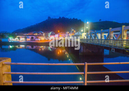 Fiume Deva e vista del villaggio da Bustio di notte. Unquera, Cantabria, Spagna. Foto Stock