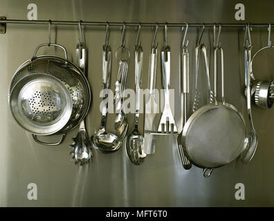 Cucina particolare di acciaio inossidabile splashback e utensili da appendere Foto Stock