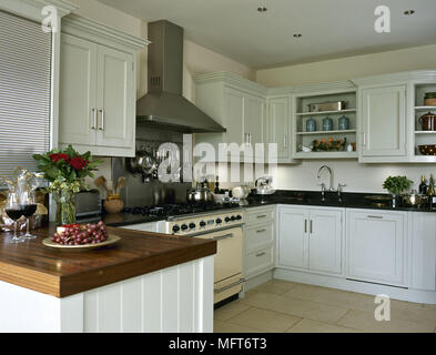 Cappa sopra la gamma forno in contemporaneo stile country kitchen Foto Stock