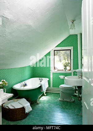 Freestanding roll top vasca da bagno e il lavandino in bagno di colore verde Foto Stock