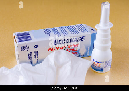 Beconase hayfever allergia spray nasale e un tessuto utilizzato, England, Regno Unito Foto Stock