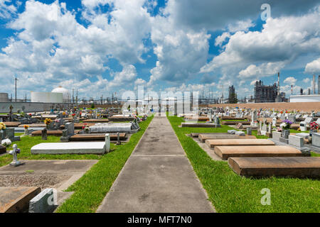 Taft, Louisiana - Giugno 20, 2014: vista del Santo Rosario nel cimitero Taft, Louisiana, con un impianto petrolchimico sullo sfondo. Il cimitero è basso Foto Stock