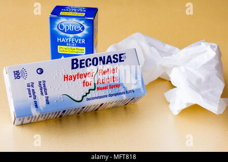 Oltre il contatore farmaci per hayfever allergie, Beconase spray nasale, un tessuto utilizzato e Optrex hayfever collirio, England, Regno Unito Foto Stock