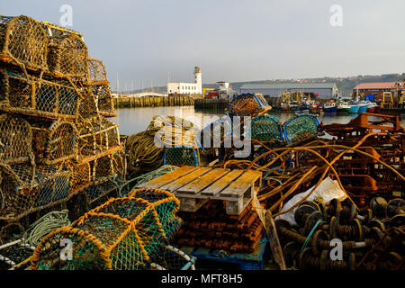 SCARBOROUGH, in Inghilterra - aprile 21: Commerciale di attrezzature da pesca, barche e il faro in Scarborough Harbour. In Scarborough, in Inghilterra. Il XXI aprile Foto Stock