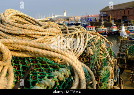 SCARBOROUGH, in Inghilterra - aprile 21: Aragosta bicchieri impilati in Scarborough porto di pescatori. In Scarborough, in Inghilterra. Il 21 aprile 2018. Foto Stock