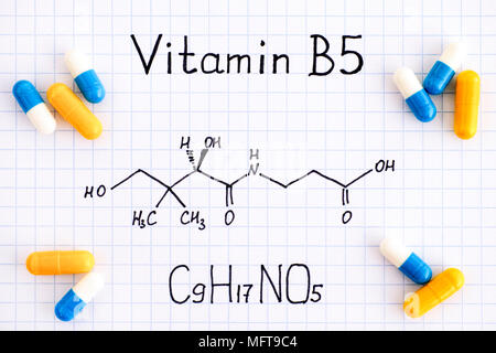 Formula chimica della vitamina B5 e alcune pillole. Close-up. Foto Stock