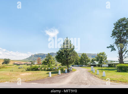 OLIVIERSHOEK PASS, SUD AFRICA - 14 Marzo 2018: il mulino a vento agriturismo, offrendo un negozio, ristorante e alloggio nella parte superiore della Oliviershoek Pass Foto Stock