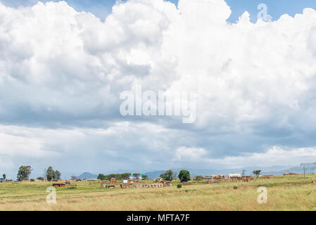 OLIVIERSHOEK PASS, SUD AFRICA - 14 Marzo 2018: una cittadina con case e un supermercato sulla R74-strada sotto il Oliviershoek Pass in Kwazulu-Nata Foto Stock