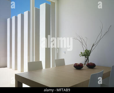 Rametto disposizione sul tavolo in legno in stile minimalista moderno sala da pranzo Foto Stock