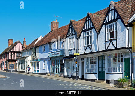 Donna camminando per strada di Woodbridge, Suffolk, Inghilterra, Regno Unito Foto Stock