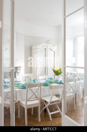 La tabella prevista per la cena in stile tradizionale sala da pranzo Foto Stock